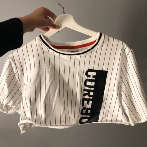 Croppad t-shirt - En jättefin vit croppad t-Shirt från Jack and Jones. Jag säljer den för att jag inte använder den längre. Den är i storlek M men passar också S och till & med XS skulle jag säga
