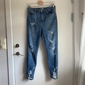 Jeans från Forever21 - Jeans med jättemjuk stretch. Köpt på Forever21 i Paris för 2 år sedan. Knappt använda pga de har blivit för stora för mig. Skulle nog passa även en 44!Jättesköna! Frakten ingår redan i priset! 