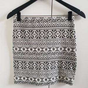 Bershka-kjol i snyggt mönster  - Kjol, nyskick, möjligtvis använd en gång. M (liten i storleken-mer som en S), 70:-