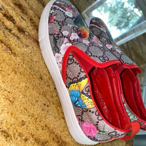 36 - Hej säljer mina Gucci skor på grund av fel storlek känns att det är en stor 36  