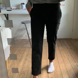 Kostymbyxo - Vanliga svarta kostymbyxor från zara, sitter inte så bra på mig därför säljer jag! Fina slitsar, begagnat skick men ändå schyssta:) köparen står för frakt kan annars mötas upp i Stockholm💕