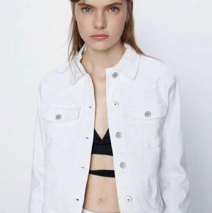 Vit jeansjacka - Säljer nu min jättefina vita jeansjacka från Zara, endast använd vid två tillfällen, så den är som ny. Storlek L , men passar mig som är en S också som en lite oversized jacka. Köparen står för eventuell fraktkostnad✨
