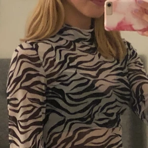 Zebramönstrad tröja! - Genomskinlig och i fint skick! 