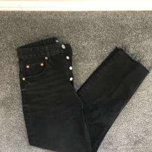Svarta jeans från zara - Raka jeans från zara i svart. Använda några gånger så väldigt fint skick. Frakt på 60kr tillkommer. 