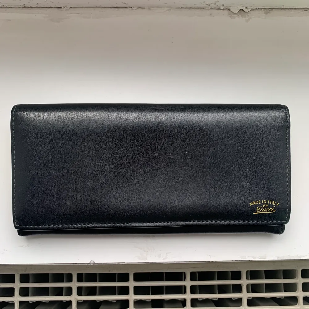 Säljer en vintage Gucci plånbok, Plånboken är i gott vintage skick men har lite små svarta missfärgningar på insidan (se bilder). Denna plånbok säljs som ny för 350$. Skicka PM för mått. Säljer billigt pga skick. Accessoarer.