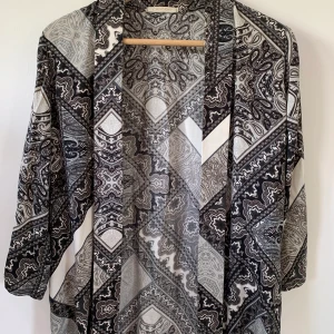 Kimono från Pieces i storlek XS - Klassisk och fin kimono som både passar att klä upp eller ha på stranden. Utmärkt skick!
