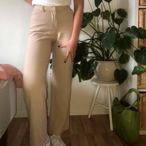 Emporio Armani byxor - Vintage Emporio Armani byxor i beiget tyg🧸🤎Benen är raka och tyget är luftigt och skönt lite linne aktigt. Byxorna är i väldigt bra kvalitet och har bara använts av mig en gång🪐 köparen står för frakten🤎 Detta är verkligen en perfekt sommar byxa☀️