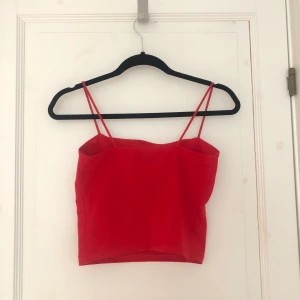 Linne - Croppat linne med rak skärning i en röd färg. Från bik bok. 