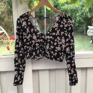 Blommig topp från Zara 🌹 - En favorit som blivit för liten 😭 blommig topp från Zara i storlek M men väldigt liten i storleken så skulle säga att den kan passa xs-s. Något croppad och långa ärmar, lite öppen i ryggen. 🌹 pris: 40kr + eventuell frakt 