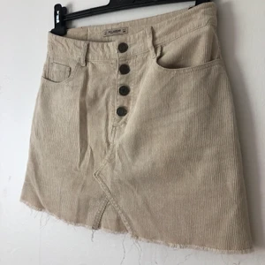 Manchester kjol  - Väldigt fin och sparsamt använden kjol från Pull&Bear.   ✨✨Priset är INKLUSIVE frakt!✨✨