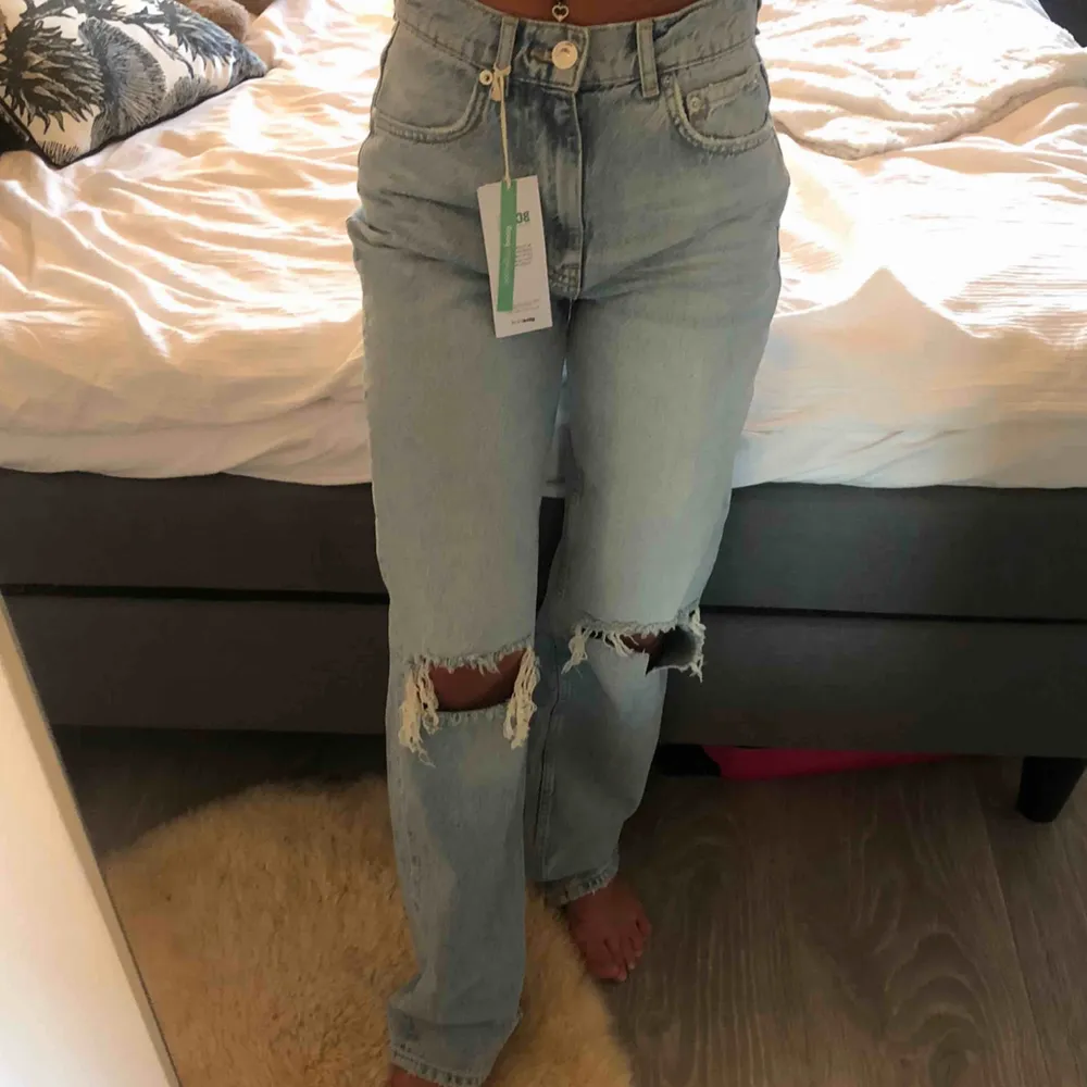 Säljer dessa snygga trendiga jeans från Gina Tricot i modellen ”90s highwaist jeans”. Byxorna är endast testade därmed finns prislappar kvar! Buda i chatten privat💜💜 Budet ligger just nu på  630kr, exklusive frakt . Jeans & Byxor.