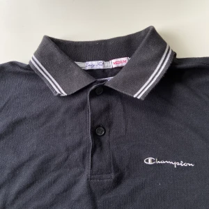 Champion pikétröja i storlek M - Svart Champion pikétröja i storlek M för 80kr. Möts upp i Gävle eller fraktar för 44kr.