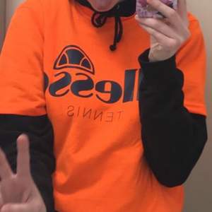 Neon orange tröja från ellesse 🧡🧡 som ni ser på bilden har jag en hoodie under men den passar lika bra utan 