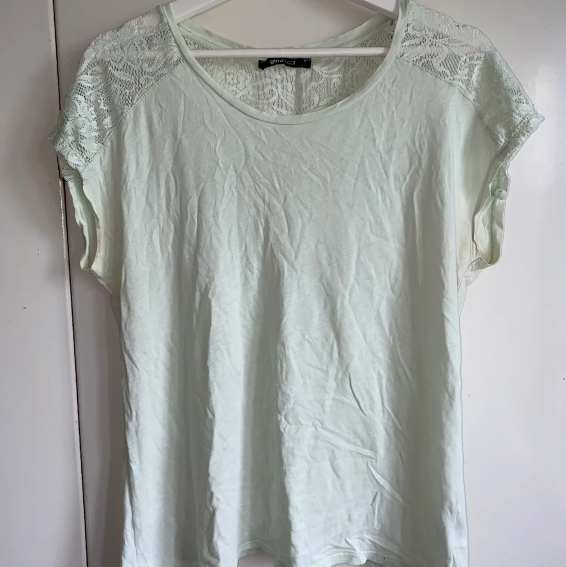 Pastellgrön topp med spetsdetaljer