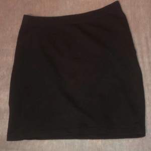 Jag säljer min kjol pågrund av att den inte kommer till användning, vet inte riktigt vart den är köpt men passar S/XS