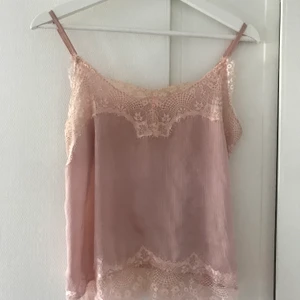 Linne - Ljusrosa satinlinne med spetsdetaljer. Använd några gånger och är i fint skick. 