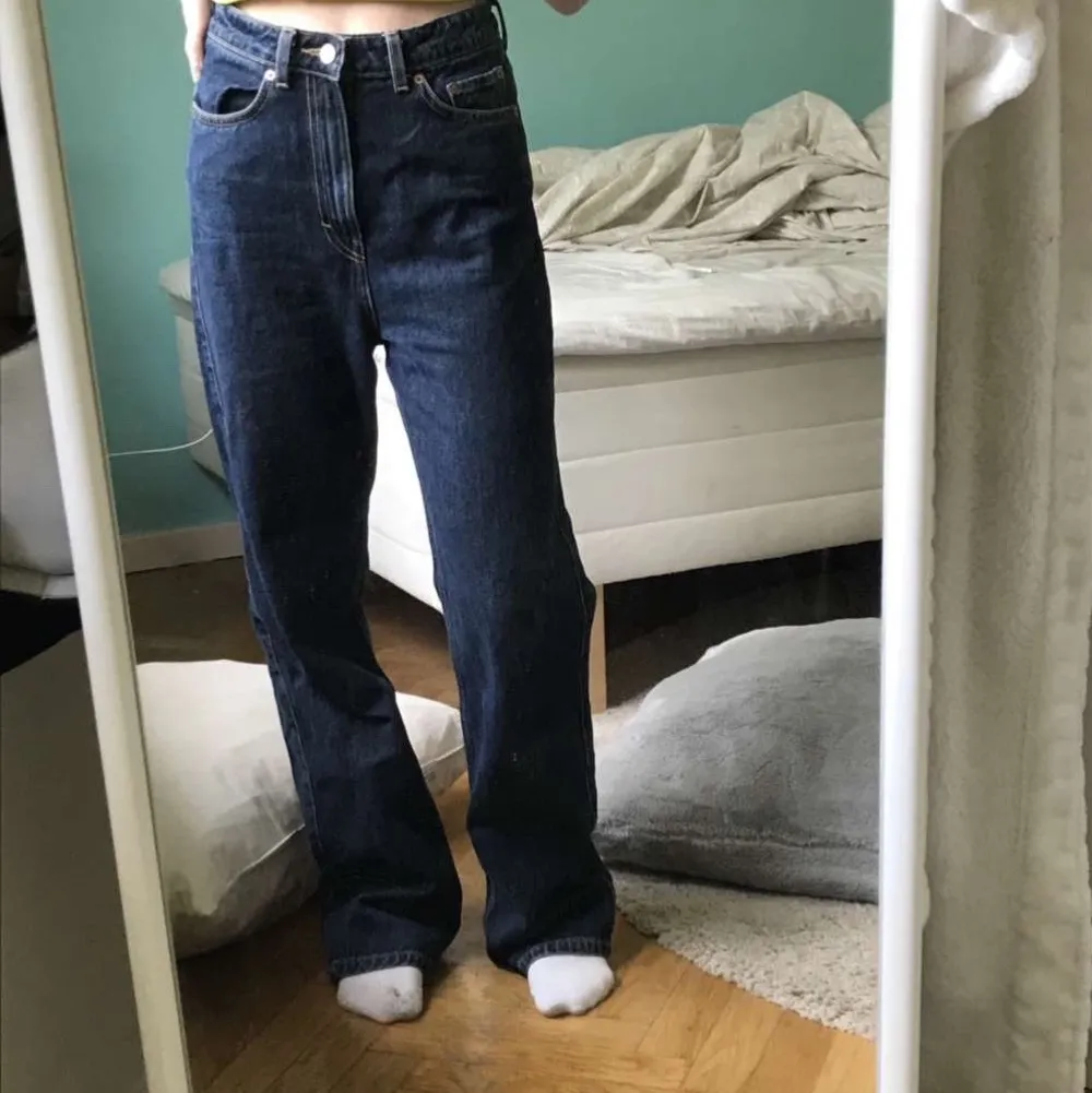 Mörkblå raka jeans från weekday i modellen Rowe, storlek 25/30💖köparen står för frakt💖. Jeans & Byxor.
