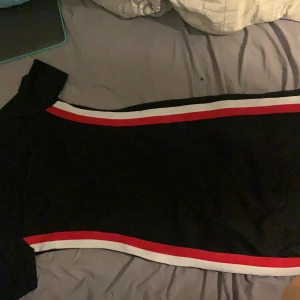 En klänning från ginatricot, storlek S  - Plagget är i ganska bra skick, det finns inga skador på klänningen förutom att den är lite knottrig men det syns knappt något. Klänningen har jag haft i 2 år !!! Klänningen gör så att man också får fina former 