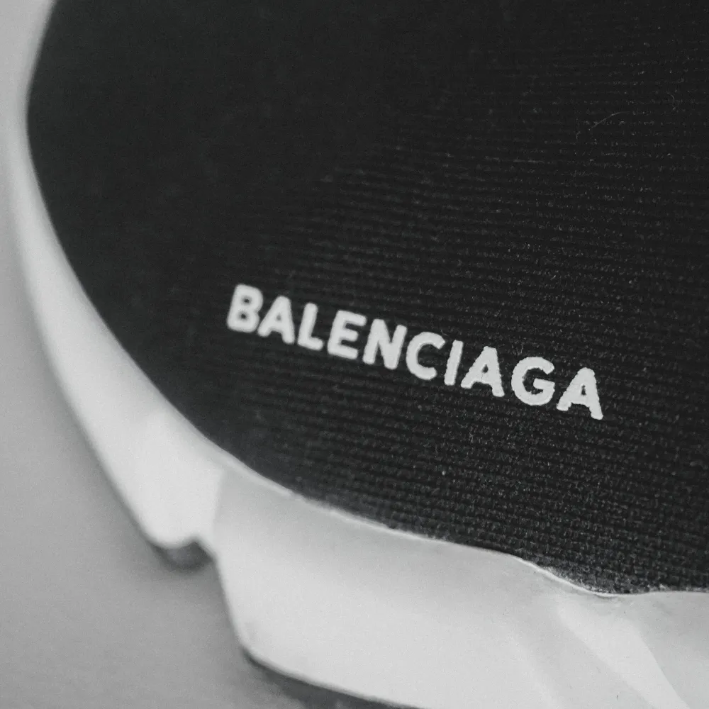 Balenciaga speedrunners replika, använda i bra skick. Endast ett litet märke på hälen som säkert går att tvätta bort, har ej provat. . Skor.