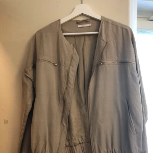 Jacka från WERA - Beiga jacka med guldiga detaljer. Vårig och sval. Väldigt bra skick. Ord pris 1100kr