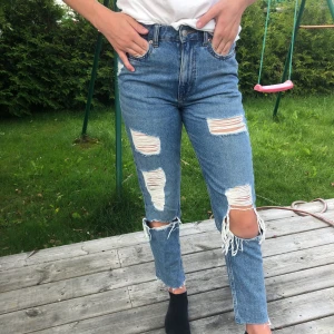Slitna jeans - Fina jeans från h&m, är 172 cm lång. I bra skick. Frakt tillkommer med 66kr