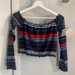 Off shoulder topp från Bikbok - I storlek S. Frakt tillkommer 💋