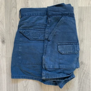 Oversized  shorts  - Blåa oversized shorts. De är storlek L men de är supersnygga med ett bälte på S/M. Ingådda men inte  slitna. Skönt tyg mot huden och bra stora fickor. Saknar dock knapp på ena fickan pga småsyskon. Köpare står för frakt, kan mötas upp i Västerås/hallsta