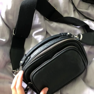 Crossbody väska - Liten crossbody väska med mycket utrymme. Väl använd men inte alls sliten. 