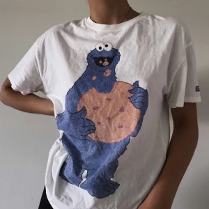 t-shirt, strl S - söt t-shirt från pull&bear i strl S, buda!!💖 köparen står för frakten, inga returer. Pågående budgivning!! Högsta budet just nu 123 kr+frakt, budgivningen avslutas idag (fredag) 15:00💕