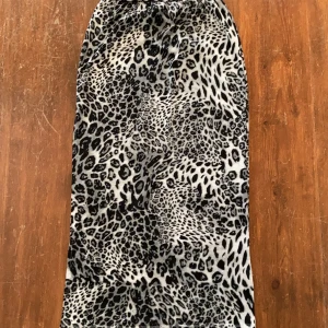 Leopardmönstrad kjol  - Supersnygg leopardmönstrad kjol storlek M. Men bara 62 cm i resår så ganska liten. Endast tvättad. Lång slits på ena sidan. 92 cm lång. Frakt 50 kr 