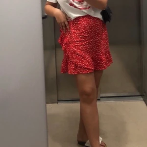 monki kjol - såååå gullig kjol ifrån Monki. passar perfekt till en varm sommardag och sommarkvällar med stickad tröja💕✨