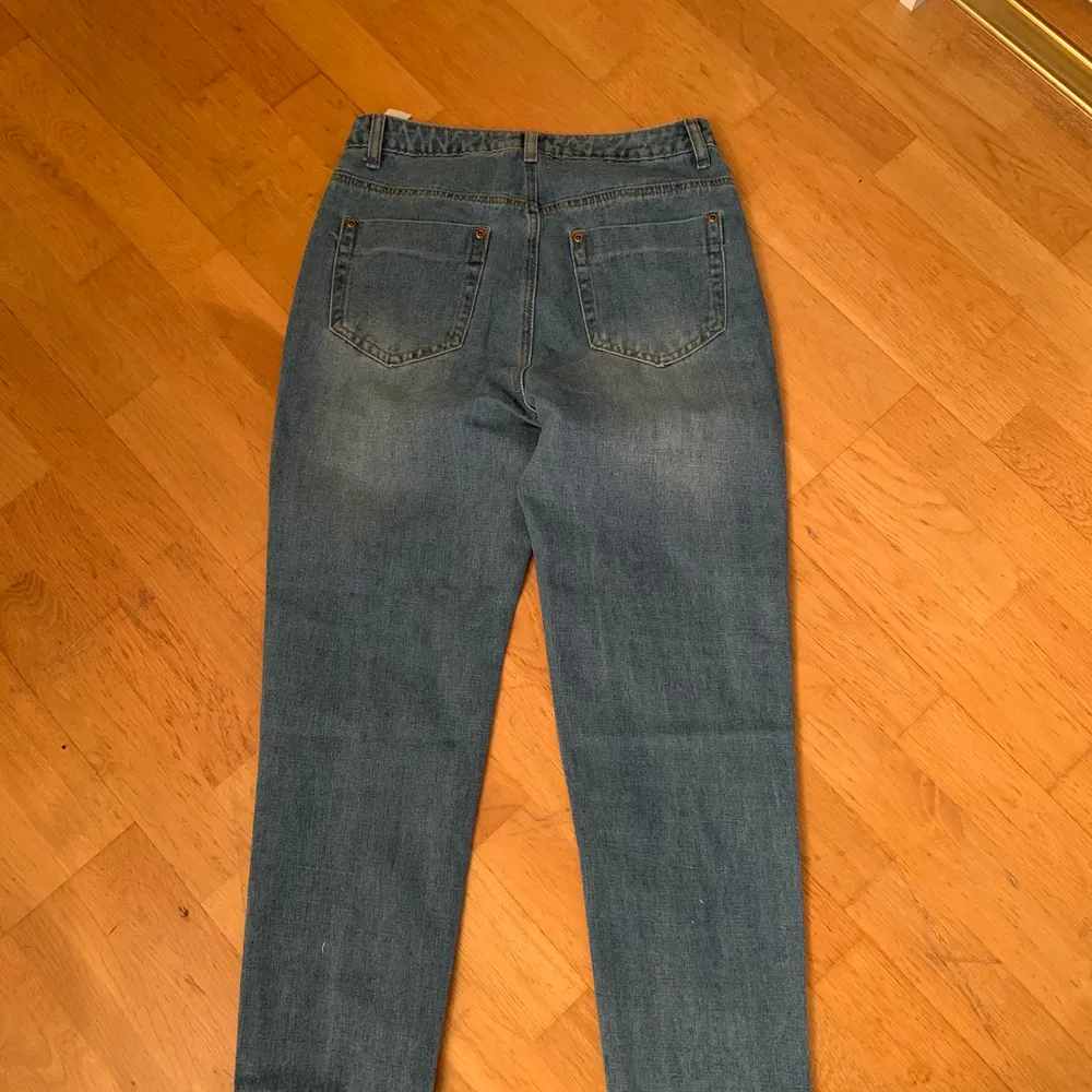 Boyfriendjeans från boohoo. Helt oanvända och i storlek 38. Mörkare jenasfärgade men hål på framsidan. Nypris 400kr mitt pris 100kr + frakt eller mötas.. Jeans & Byxor.