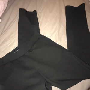 Kostymbyxor/Mjukisbyxor - Jättesköna och sitter högt och snyggt. Kan användas som kostymbyxor eller klä ner och ha som mjukisbyxor. Jättefina men har köpt andra byxor så använder den inte💓 frakt på 60 kr:)