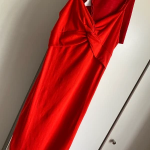 Röd klänning  - Storlek L, stretchig. 