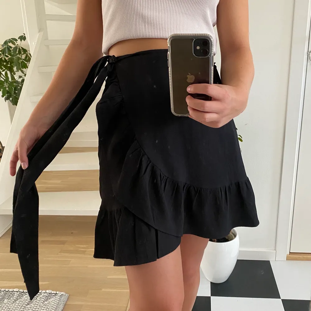 En svart kjol från Vero Moda i storlek S💕, kjolen har band så att man kan knyta en rosett och har volanger. Kjolen är använd en gång. Den som köper står för frakten💘. . Kjolar.
