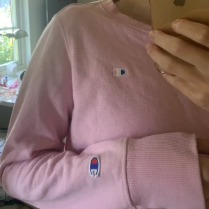 Champion - Nypris: 899kr🤍 En as ball champion tröja i rosa! den sitter lite oversized på mig som är en s-xs men endast till sin fördel! ;) frakten ingår!!🤍 sista bilden är en liknande som visar hur den sitter på!! :)