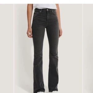 Nakd jeans - Säljer dessa gråa bootcut jeansen från nakd då de är för  små i midjan . Använd 2 gånger. Nypris 500kr