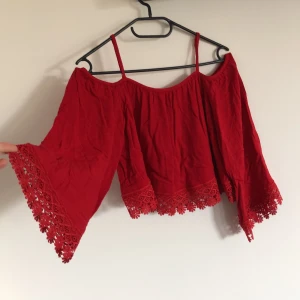 Kort blus från H&M - Använd väldigt sparsamt, storlek XS 