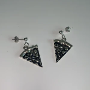 Pizza slice öronhängen (ej använda) - Otroligt söta pizza slice öronhängen. Dessa är ej använda. Frakt 20kr tillkommer