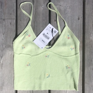 Topp med blommor från zara - Säljer denna sååå söta toppen från zara som tyvärr inte passade mig:( helt ny med lappar kvar. Orginalpriset ligger på 199 så jag säljer den för 199+frakt. Den är helt slutsåld. Tror frakten är 22kr men ska kolla upp så fort någon är intresserad:) 