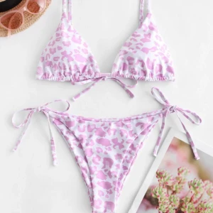 Bikini från zaful - Säljer denna bikinin från zaful som inte passade mig. Skulle säga att överdelen passar en S och underdelen en XS eller S, men allt kan regleras med snörena som knyts. Budgivning, högsta bud: 150+22 frakt. Buda plus frakt:)