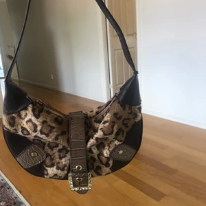 Baguetteväska leopard - Axel/baguetteväska i leopardmönster. 🤎 budgivning  eftersom flera är intresserade! Högsta budet ligger nu på 150+frakt 🚚  (inga oseriösa bud, tack) 