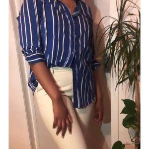 Blå randig skjorta  - Jättefin skjorta/ blus i marinblå färg, denna är väldigt ny dock har jag en exakt likadan i garderoben, skulle nog passa jättefint på någon annan!!💓