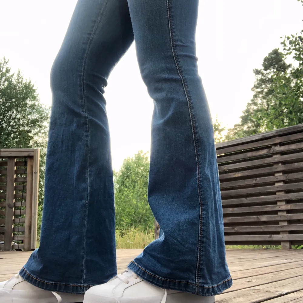 Marinblåa, sköna, bootcut jeans. Använda Max 10ggr, o i super bra skick. Köparen står för frakt💙💙💙Stolek: 34/36.    Märke: DRDENIM. Jeans & Byxor.