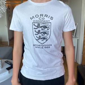 Morris t-shirt - Skön och fin Morris tröja. Användes för längesedan och är i bra skick! Köpare står för frakt (kan även mötas upp)
