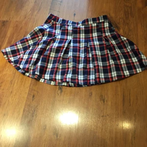 Hm - Fin kjol som tyvärr inte passar  mig längre i midjan där den är stor. Kjolen  är bra kvalite nästan nyskick  fast den är äldre. Jag är en 158 cm lång och jag tycker att längden är perfekt på mig om inte lite kort. Ifall någon som är längre är intresserad.