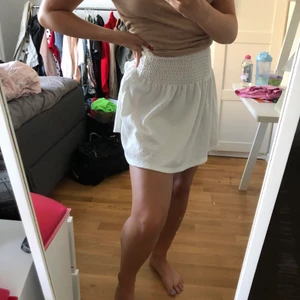 Kjol  - Superfin kjol från Gina tricot använd vid 2 tillfällen, trivs inte i kjol därav varför den är till salu! 🥰💕🌸