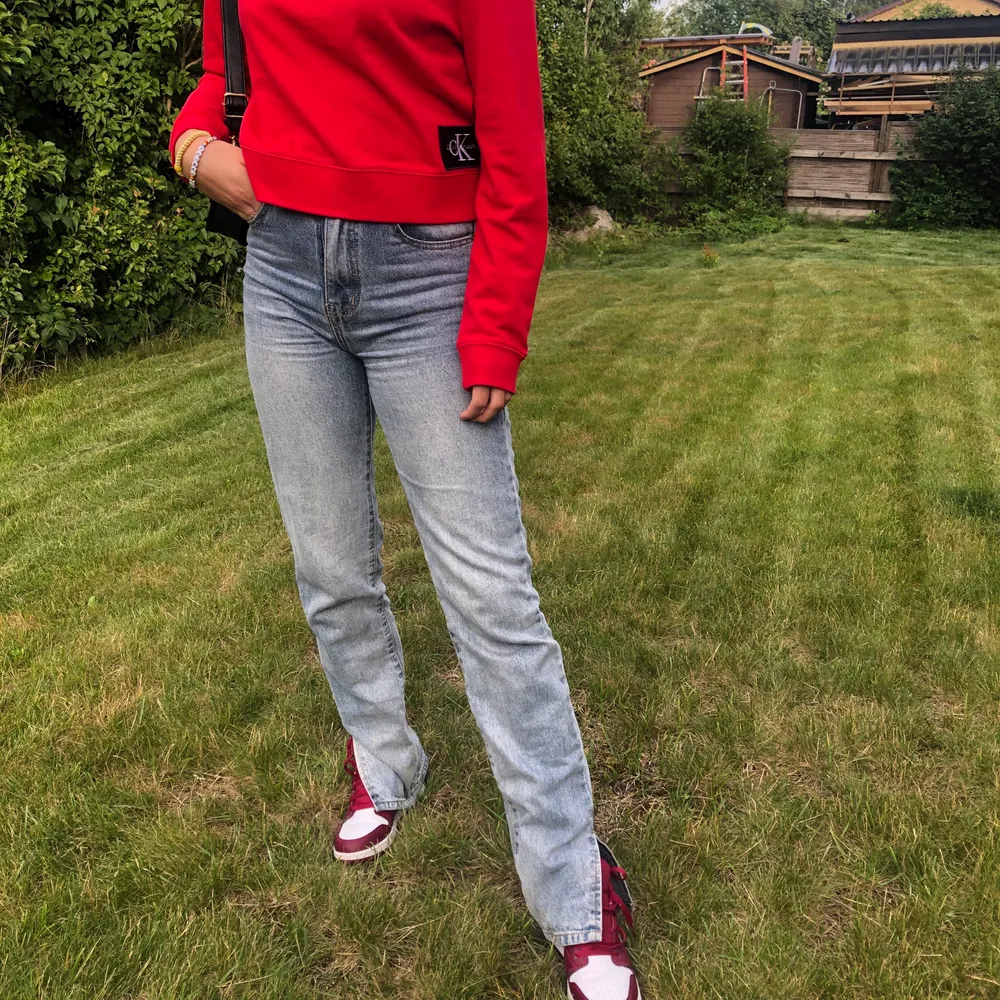 Snygg röd Sweatshirt från Calvin Klein med prislappen kvar, nypris 900 och jag säljer för 250. Tröjor & Koftor.