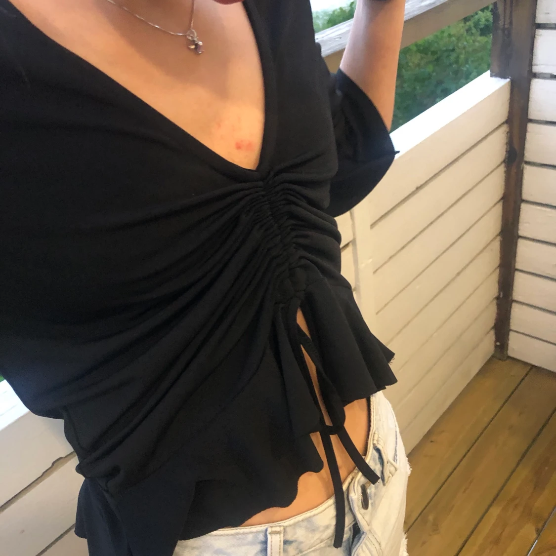 Svart croppad blus från Gina