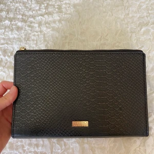 Liten väska från Bianca ingrosso - Liten väska / necessär från bybianca.se, sparsamt använd, köpt för 299 kr för 1 år sen! Säljer för 210 kr inkl frakten 🤎 